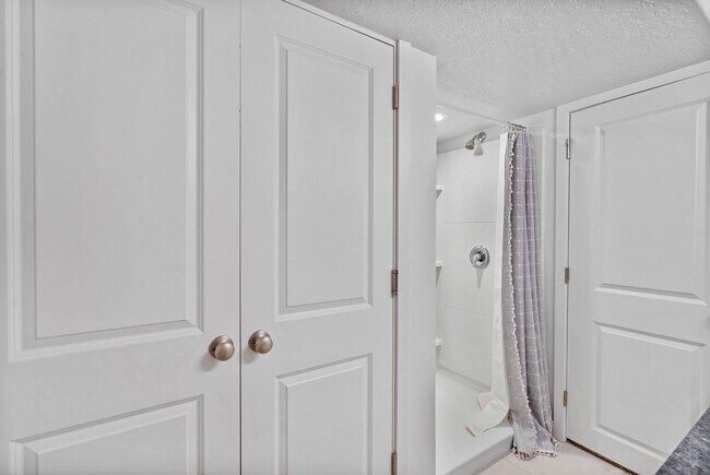 Building Photo - Stunning Row End Townhome In Great Location!
