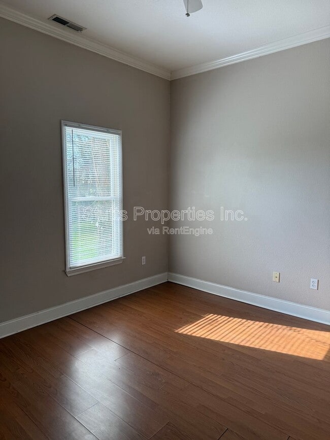 Building Photo - 202 S Cave St