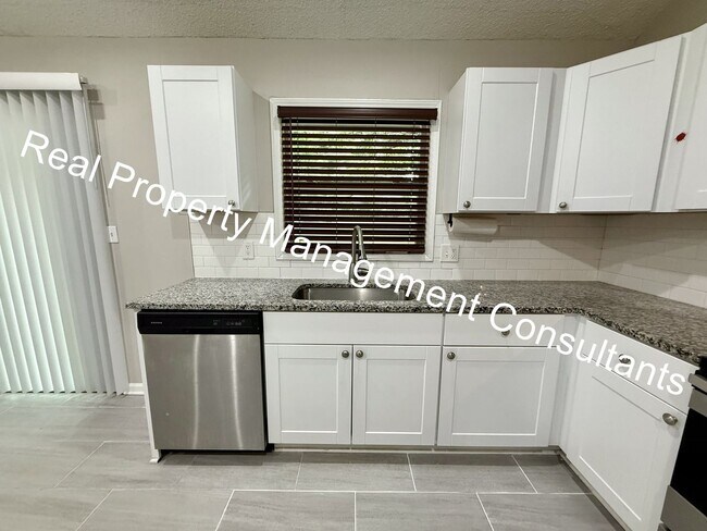 Building Photo - Charming 3 Bed Home with Modern Updates in...