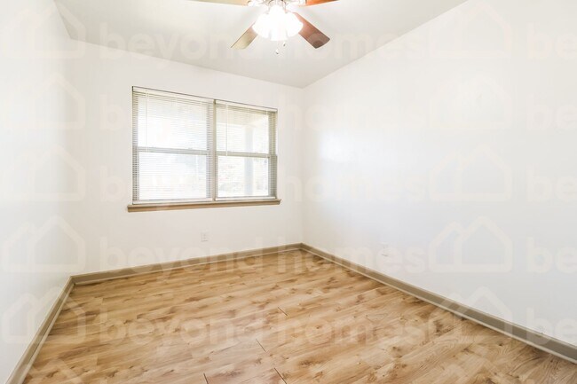 Building Photo - Beautiful lake views with this renovated 4...