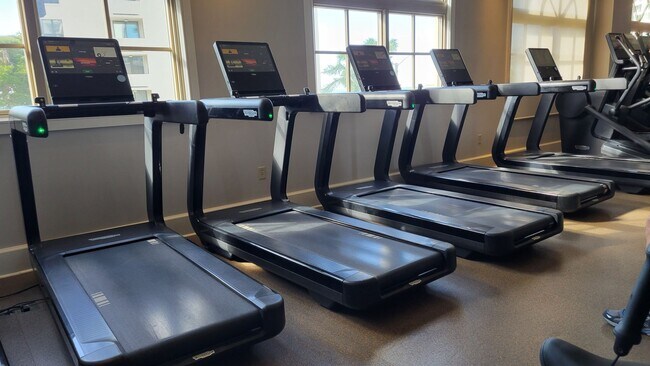 Building Photo - Seasonal/short term 3/2 renovated Ritz Carlton beauty with long water views