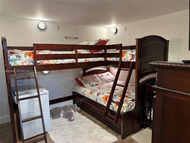 Building Photo - 6039 Collins Ave