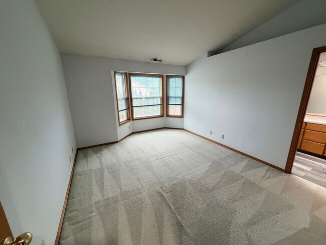Building Photo - Wonderful 4 bedroom in desirable Hillsboro neighborhood.