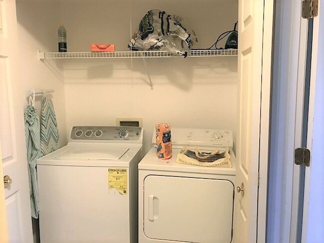 Building Photo - Beautiful Top Floor 2 Level 2 Bed 2.5 Bath Condo In Sought After Kingsgate Community