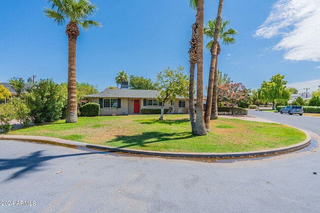 Building Photo - 4022 E Devonshire Ave