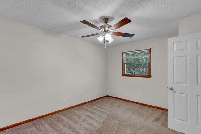 Building Photo - 2701 Poppy Way