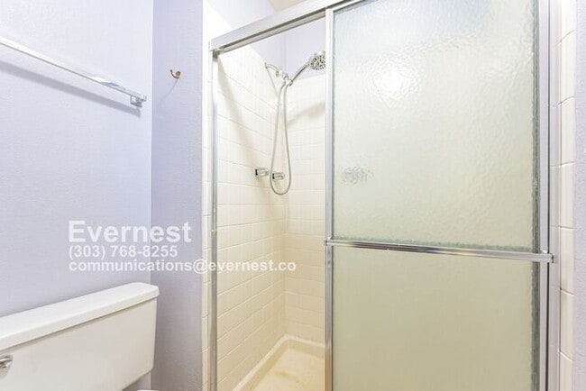 Building Photo - 2-Bedroom Home with Modern Amenities and C...