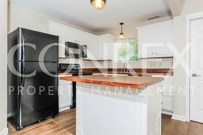 Building Photo - Stunning 3 Bedroom with Outdoor Patio