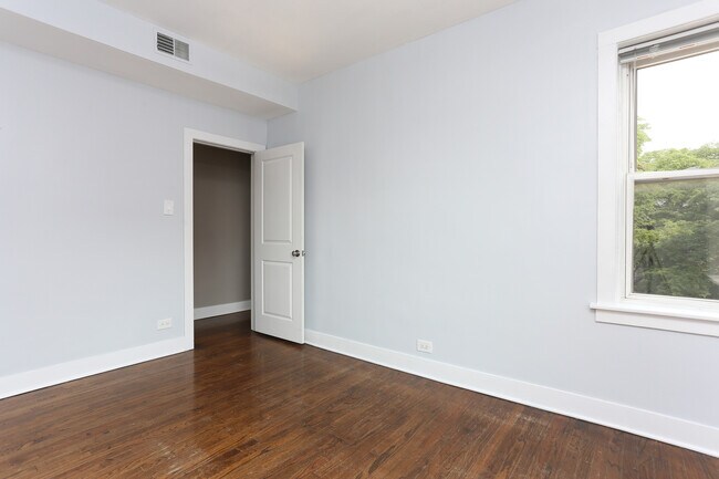 Building Photo - 2647 W Potomac Ave