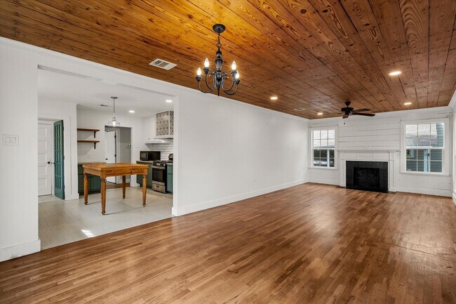 Building Photo - Beautifully Updated 2/2 Cottage - Available now!