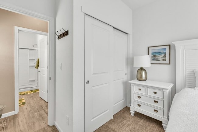 Building Photo - 4 bed / 3 bath | Upated Anatolia Home Avai...