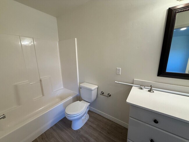 Building Photo - Remodeled 3 Bed / 2.5 Bath Townhome in Great Location
