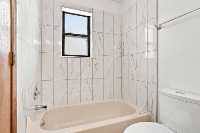 Building Photo - $2,340.95, 2 Bed 2 Bath Condo in Boulder with In Unit Laundry!