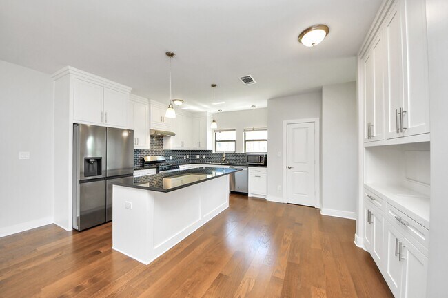 Building Photo - 1112 Amundsen St