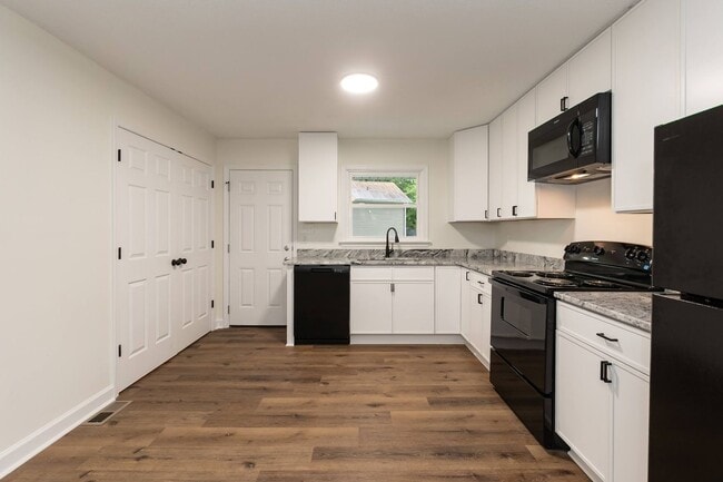 Building Photo - Three Bedroom Home!