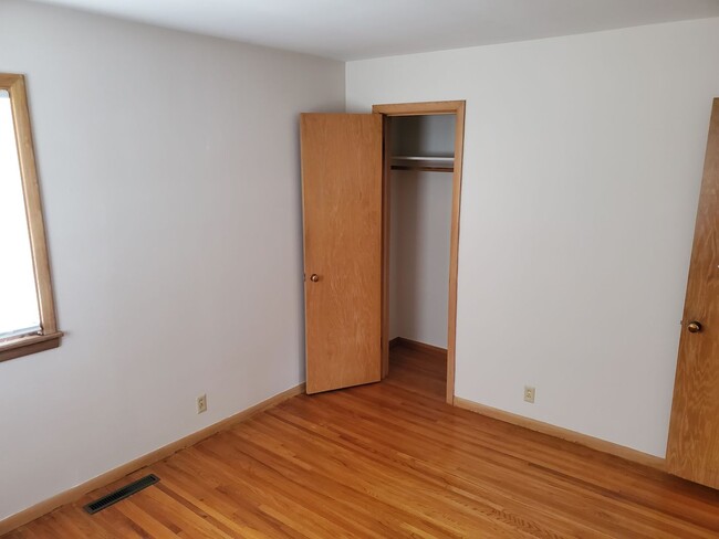 Building Photo - Immaculate 3 bedroom 2 bathroom 2 stall ga...