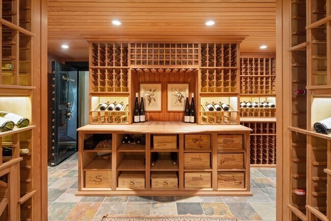 Building Photo - 100 Summer St