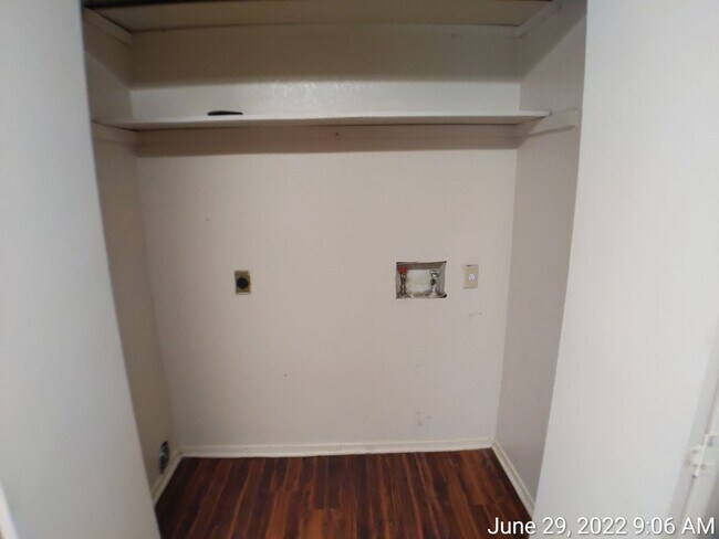 Building Photo - Apartment