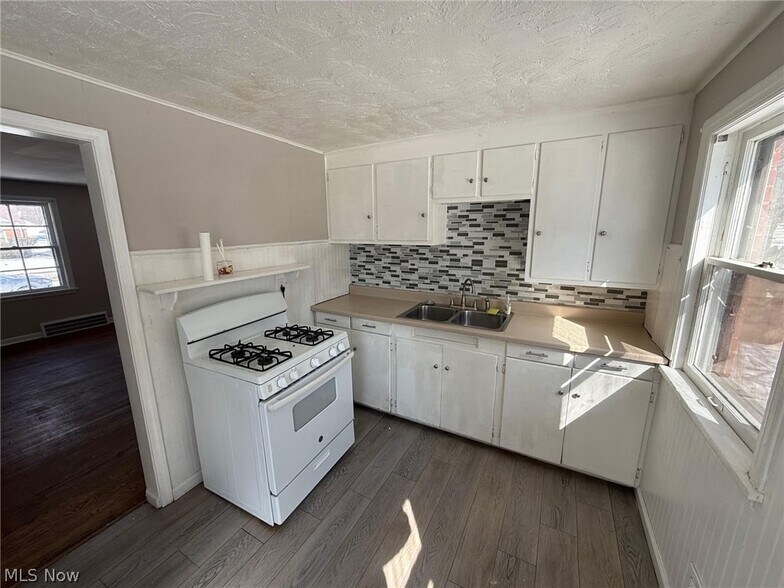 Building Photo - 5713 South Blvd