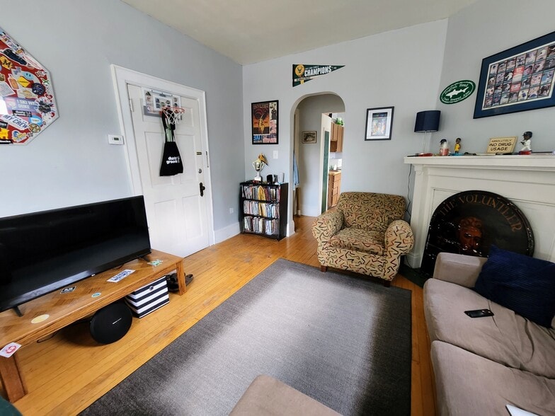 Building Photo - 2206 E Locust St