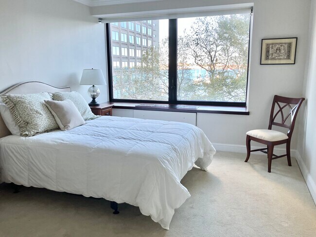 Building Photo - 65 E India Row