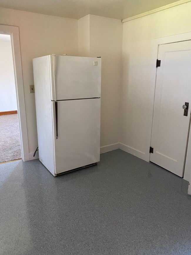 Building Photo - Two Bedroom House in Alton