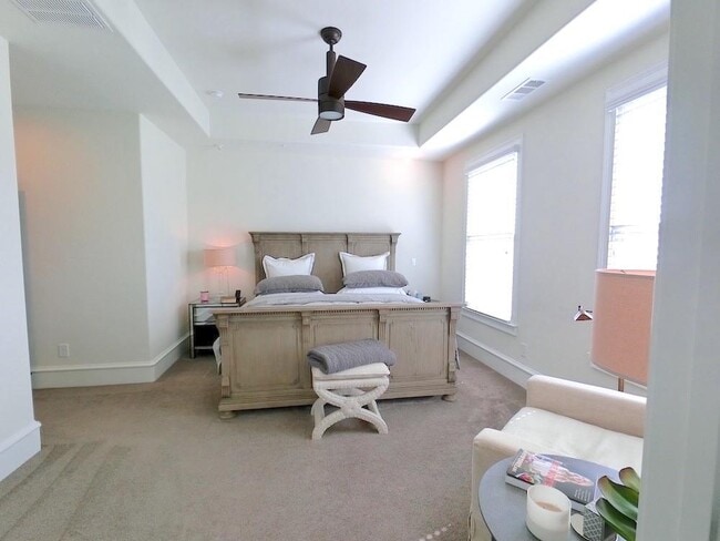 Building Photo - 871 3rd St