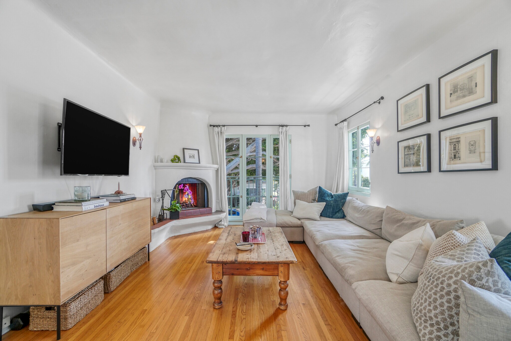 Living Room - 2000 Washington Ave