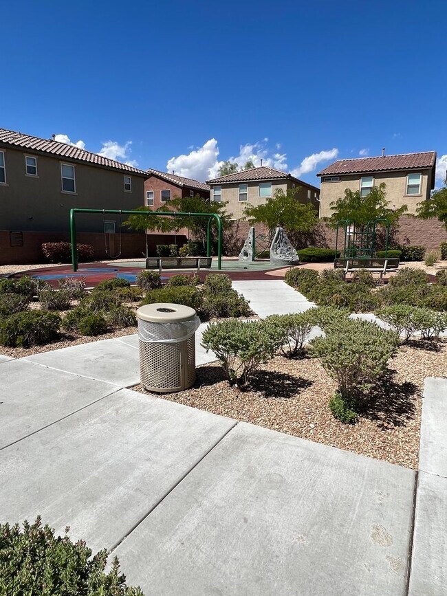 Building Photo - 3bd 3bth Gated