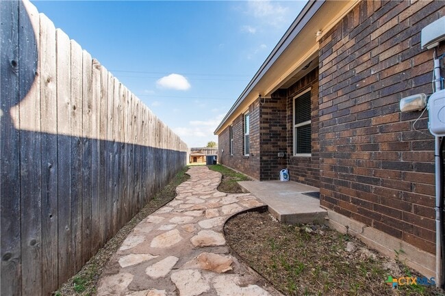 Building Photo - 502 Sladecek Dr