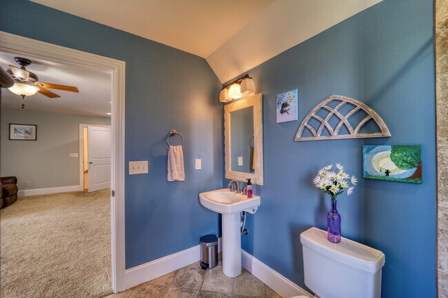 Building Photo - 137 N Ridge Ln