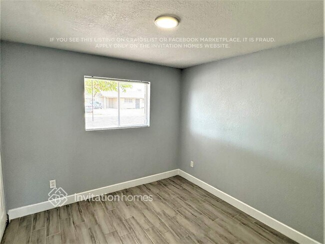 Building Photo - 3017 W Laurel Ln