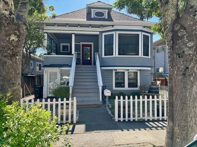 Building Photo - 315 1st St