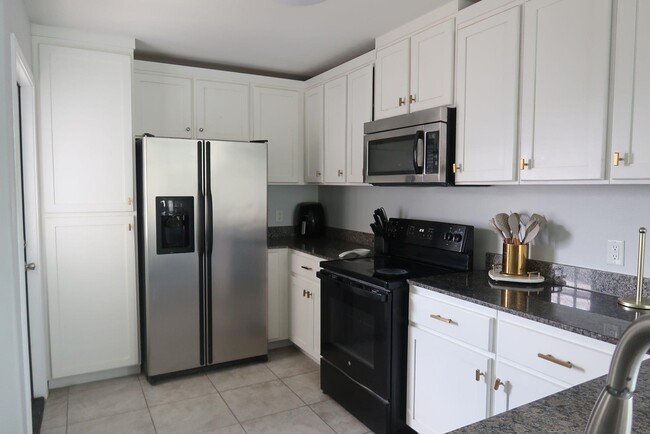 Building Photo - 515 Graneros Ave