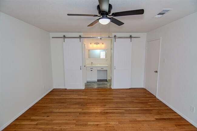 Building Photo - 7860 Green Lawn Dr