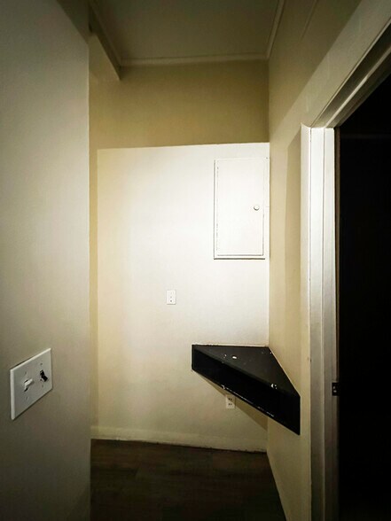 Hallyway - 415 Avenue E