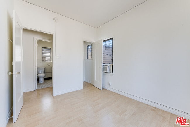 Building Photo - 805 N Poinsettia Pl