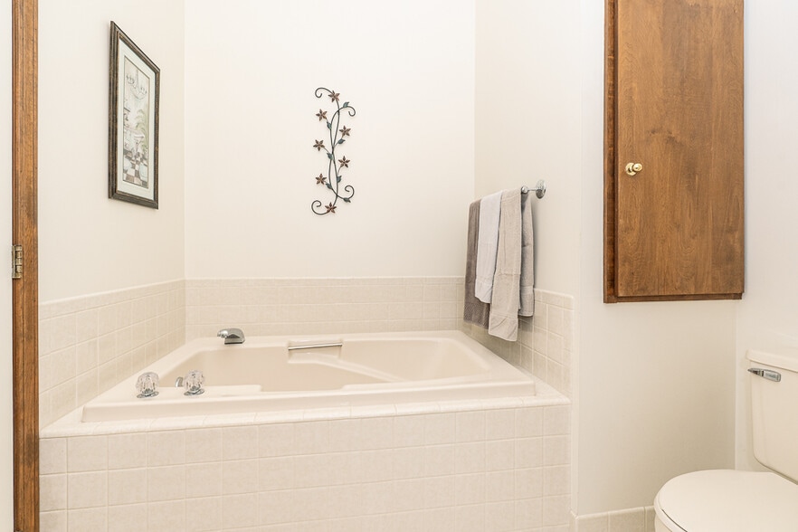 Building Photo - 1574 Devonshire Dr