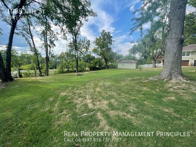 Building Photo - 1008 4th St-