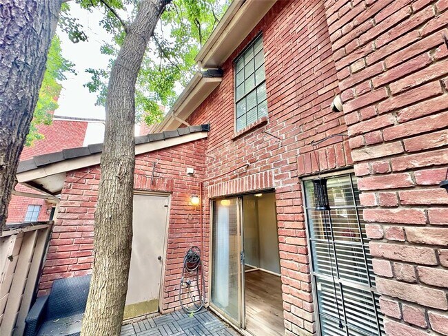 Building Photo - 2211 S Kirkwood Rd