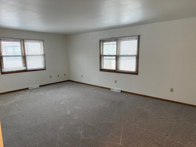 Building Photo - 315 Carriage Dr