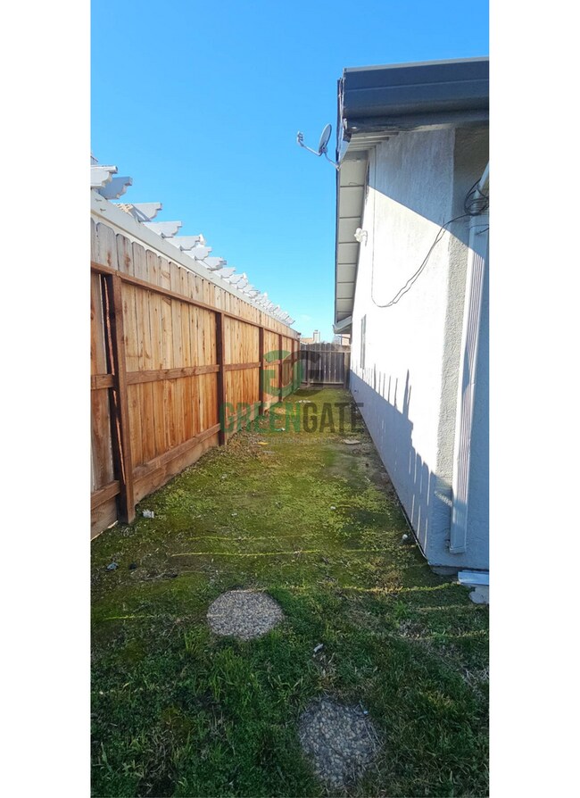 Building Photo - Now Available! Spacious 3 Bedroom, 2 Bathroom Home.