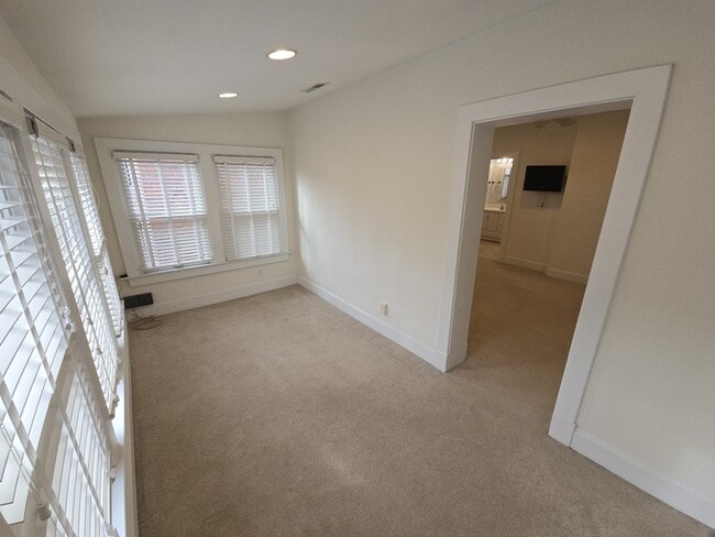 Building Photo - 621 W Princess Anne Rd