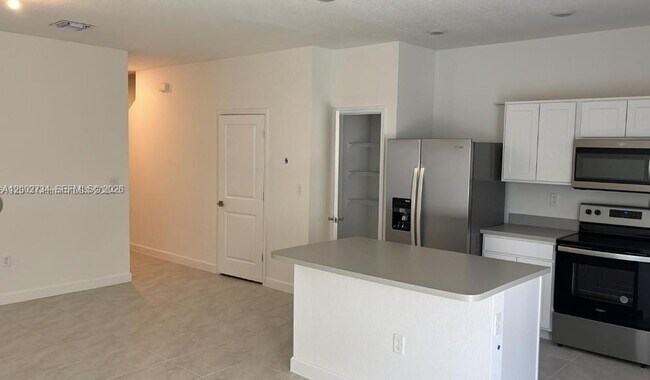 Building Photo - 606 SW 12th St