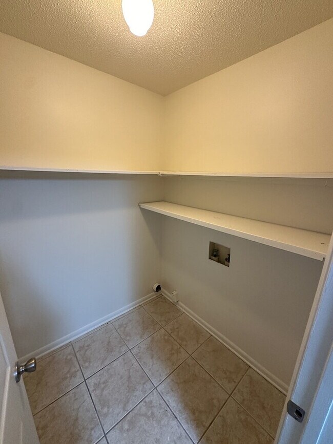 Building Photo - "Charming 2-Bedroom Townhouse in Ft Walton Beach!"