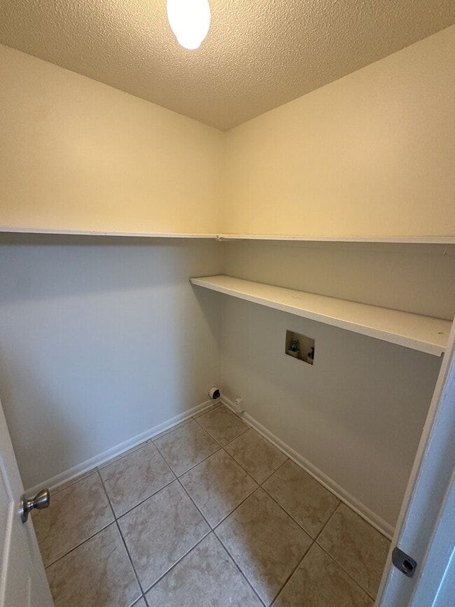 Building Photo - "Charming 2-Bedroom Townhouse in Ft Walton...