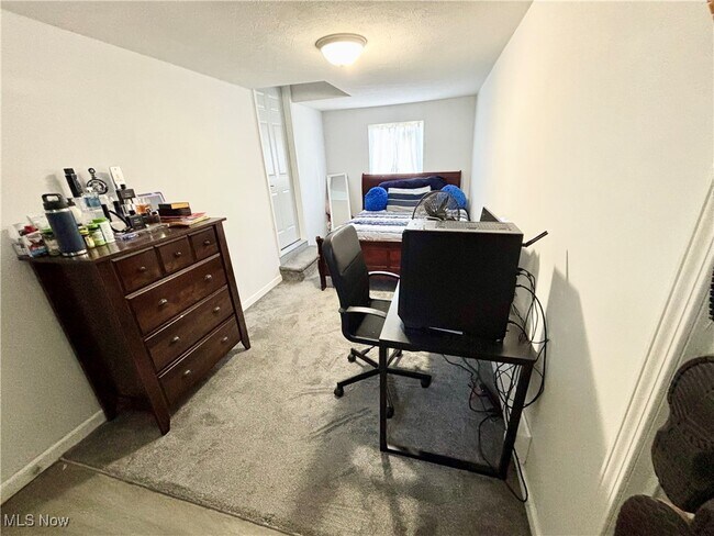 Building Photo - 794 Robinhood Dr