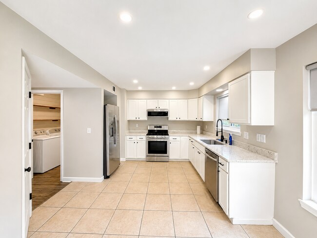 Building Photo - Updated 3BR Niceville Home with Soaring Ceilings, Luxury Primary Suite & Spacious Cul-de-Sac Lot