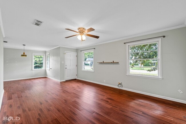 Building Photo - Check Out this 3 bed 2 bath