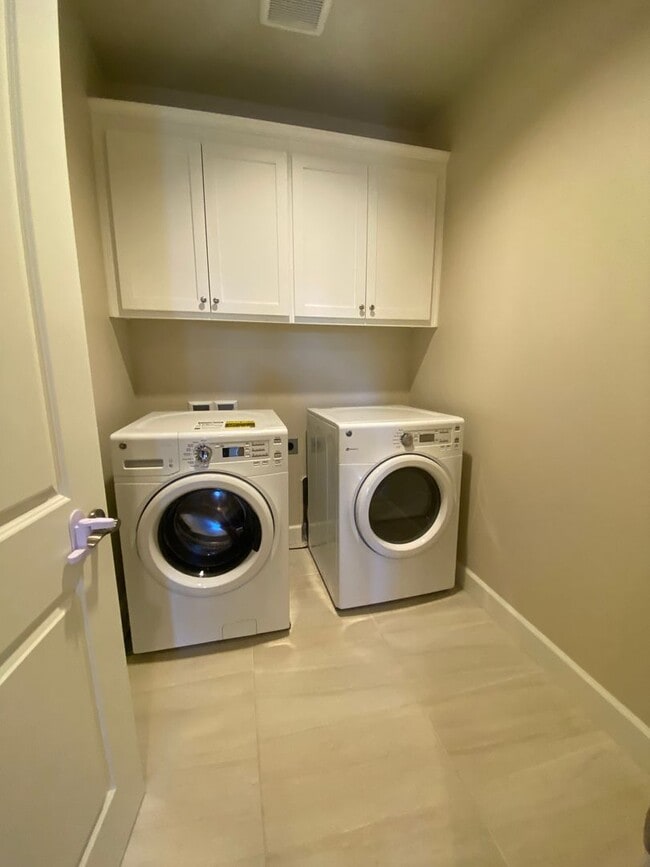 Building Photo - Pleasanton End Unit Andares Townhouse 3 BD...